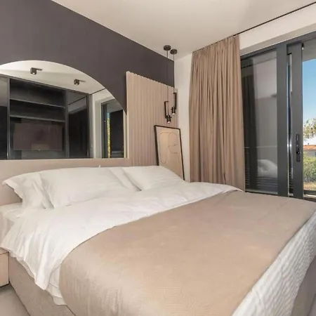 Villa Luxury Contemporary In With Pool, Sauna And Hot Tub *