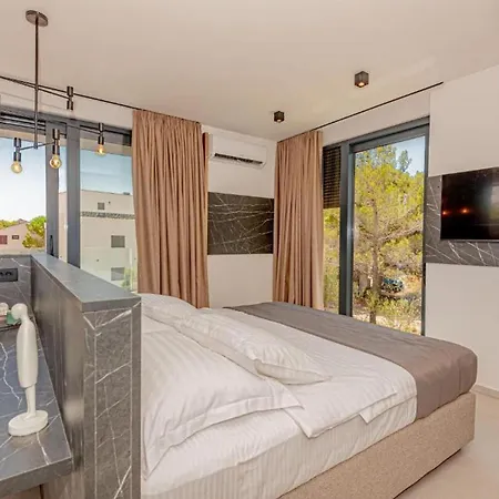 Luxury Contemporary In With Pool, Sauna And Hot Tub Villa