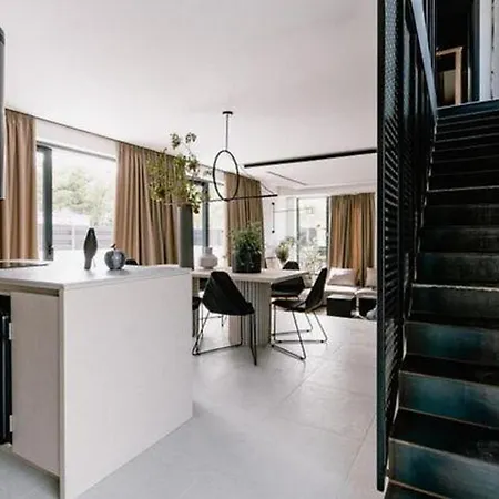Luxury Contemporary In With Pool, Sauna And Hot Tub Villa *