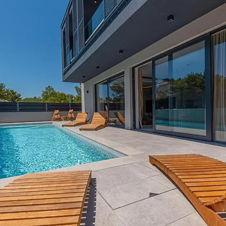 Villa Luxury Contemporary In With Pool, Sauna And Hot Tub *