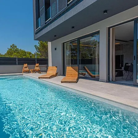 Villa Luxury Contemporary In With Pool, Sauna And Hot Tub