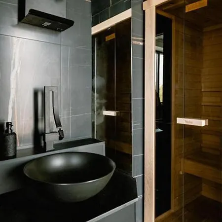 Luxury Contemporary In With Pool, Sauna And Hot Tub Villa *
