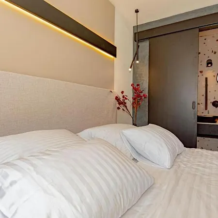 Villa Luxury Contemporary In With Pool, Sauna And Hot Tub *