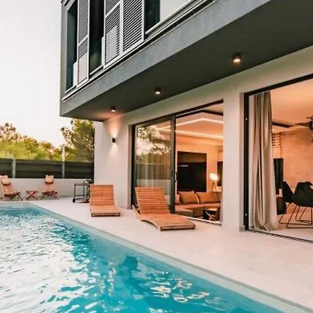 Luxury Contemporary In With Pool, Sauna And Hot Tub *