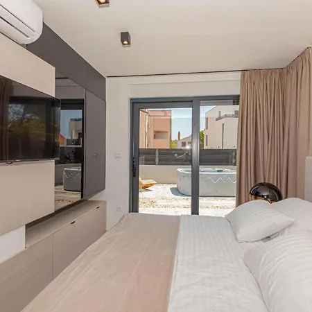Luxury Contemporary In With Pool, Sauna And Hot Tub