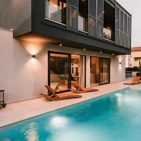 Luxury Contemporary In With Pool, Sauna And Hot Tub Villa *