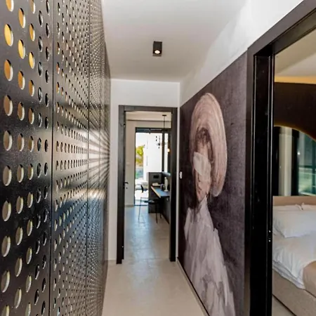 Villa Luxury Contemporary In With Pool, Sauna And Hot Tub *