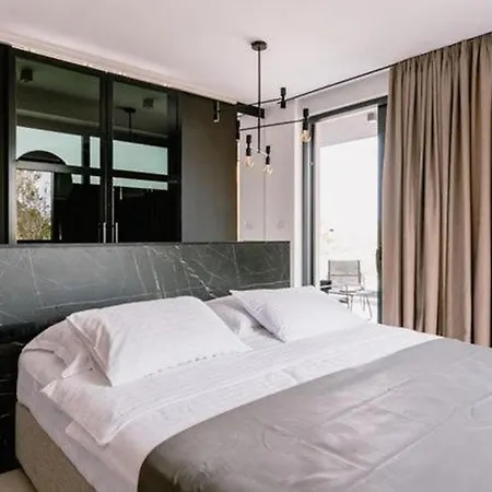 Luxury Contemporary In With Pool, Sauna And Hot Tub *