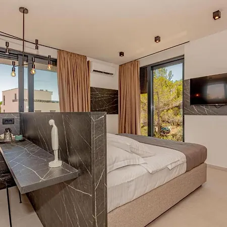 Luxury Contemporary In With Pool, Sauna And Hot Tub