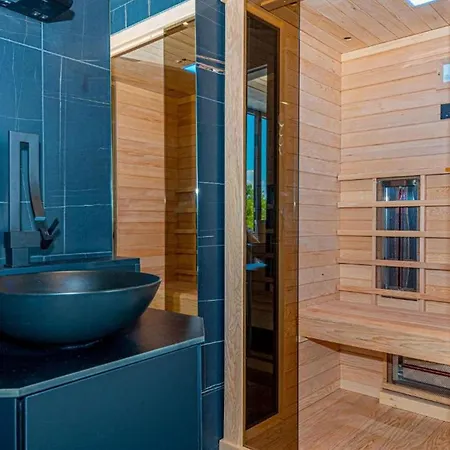 Luxury Contemporary In With Pool, Sauna And Hot Tub Villa *
