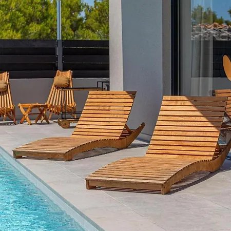 Villa Luxury Contemporary In With Pool, Sauna And Hot Tub *