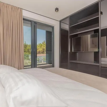 Luxury Contemporary In With Pool, Sauna And Hot Tub *
