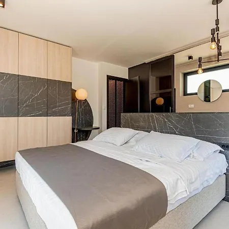 Luxury Contemporary In With Pool, Sauna And Hot Tub Villa *