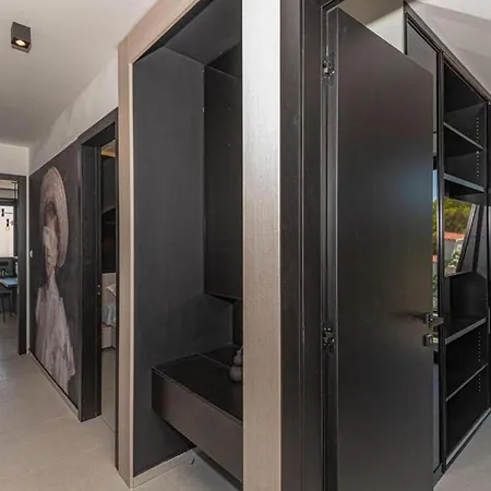 Villa Luxury Contemporary In With Pool, Sauna And Hot Tub *