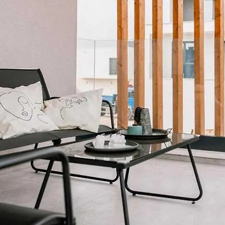Luxury Contemporary In With Pool, Sauna And Hot Tub *
