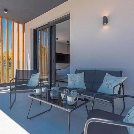 Luxury Contemporary In With Pool, Sauna And Hot Tub