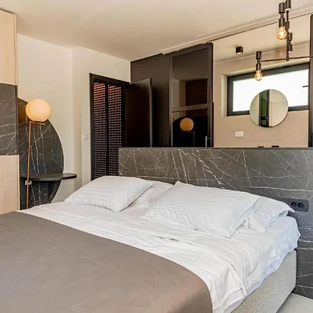 Luxury Contemporary In With Pool, Sauna And Hot Tub Villa *